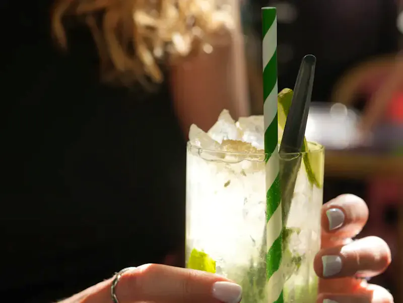 Cocktail Mojito maison au sucre de canne et eau gazeuse pétillante, présenté sur le bar d'un restaurant situé dans le quartier de Châtelet les Halles au cœur de Paris.