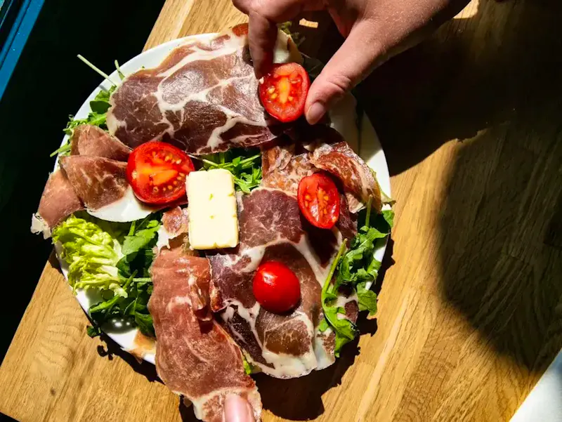 Plateau mixte de charcuterie artisanale au restaurant Ti Amo Place d'Italie. Retrouvez les saveurs d'Italie avec notre jambon de Parme, bresaola fondante et salami piquant, servis pour une dégustation gourmande dans le 13ème arrondissement.