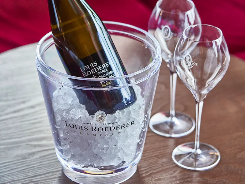 Ontdek waarom Akai, een Japans rooftoprestaurant in Brussel, koos voor Louis Roederer Champagne om sushi en Aziatische cuisine perfect te begeleiden.