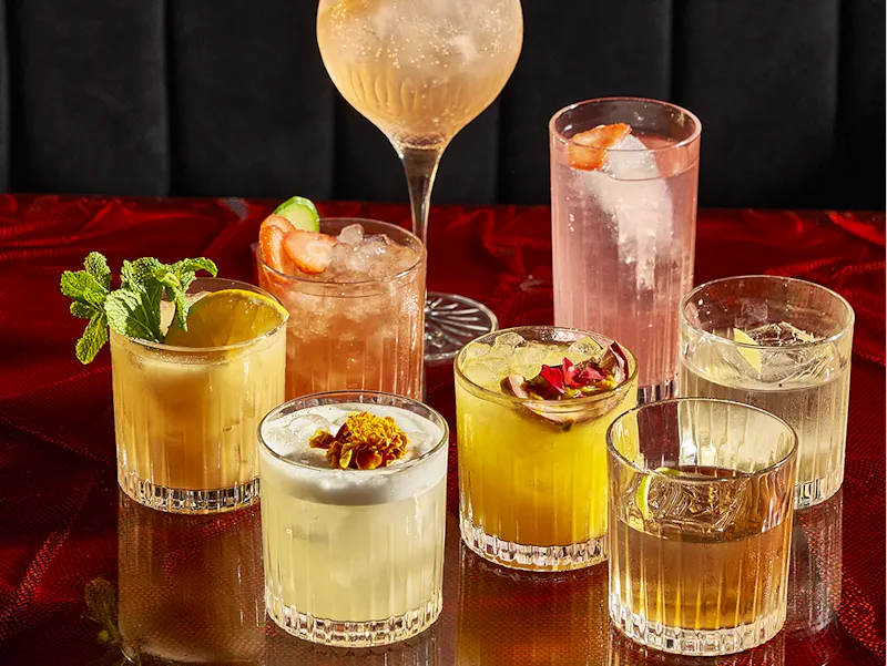 Boven Brussel ontmoeten de beste cocktails de Japanse keuken. Suntory spiritualiën, sake-creaties & panoramisch uitzicht. 30ste verdieping, Cardo Hotel.
