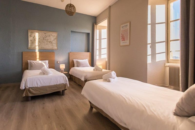 Family room 5 persons 2 rooms + 1 bathroom + 1 toilet Family room 5 persons 2 rooms + 1 bathroom + 1 toilet