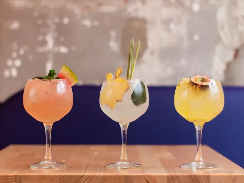 three clear glass goblet with assorted martini | Foto door Louis Hansel, op https://unsplash.com/@louishansel?utm_source=centralapp&utm_medium=referral