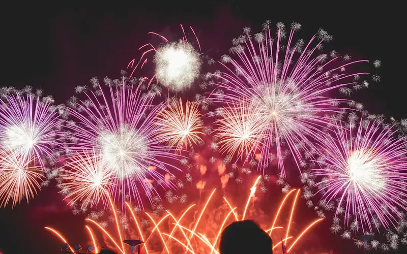fireworks | Photo de Vernon Raineil Cenzon, sur https://unsplash.com/@thevernon?utm_source=centralapp&utm_medium=referral