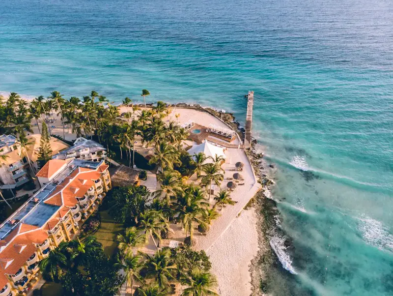 a resort next to the ocean | Photo de Michelangelo Azzariti, sur https://unsplash.com/@michelangeloazzariti?utm_source=centralapp&utm_medium=referral