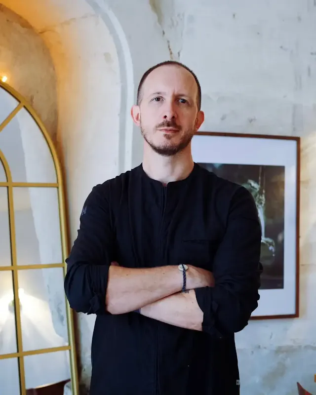 Fils et petit-fils de restaurateurs, Sébastien Boireau a grandi dans un univers où le goût de la cuisine et de l’accueil s’est transmis naturellement. Pourtant, il a d’abord choisi une autre voie avant de revenir, avec passion, derrière les fourneaux. Rien ne le prédestinait à devenir chef. Après un CAP en électrotechnique, il poursuit ses études jusqu’à l’école de commerce de La Rochelle.