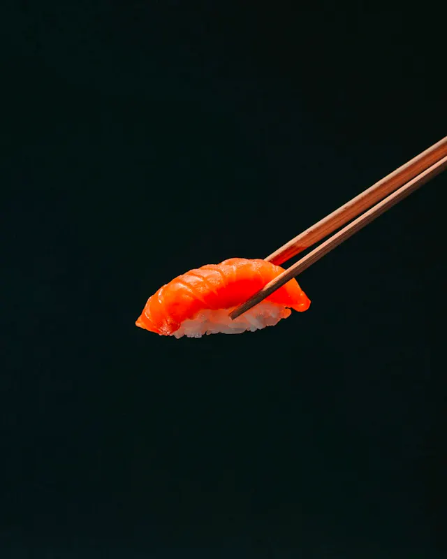 orange flower with black background | Photo de Tamas Pap, sur https://unsplash.com/@tamasp?utm_source=centralapp&utm_medium=referral