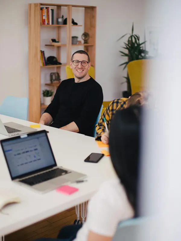 Nous simplifions chaque étape administrative pour une intégration sans souci de vos nouveaux collaborateurs.