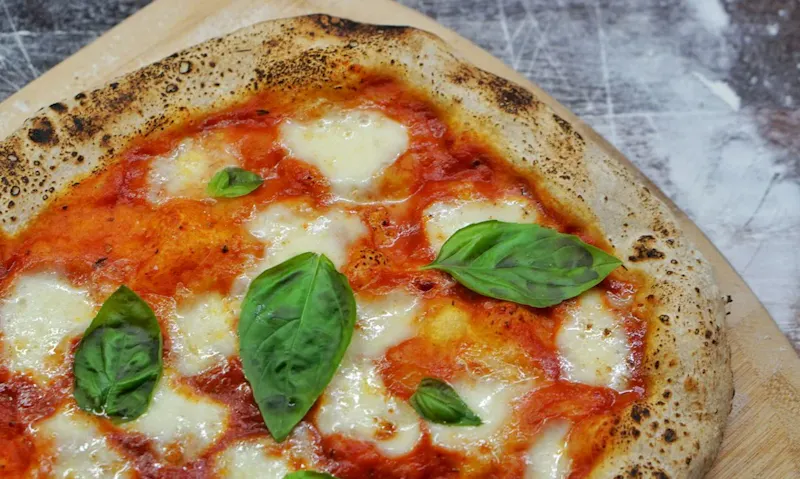 pizza with green leaf on top | Photo de amirali mirhashemian, sur https://unsplash.com/@amir_v_ali?utm_source=centralapp&utm_medium=referral