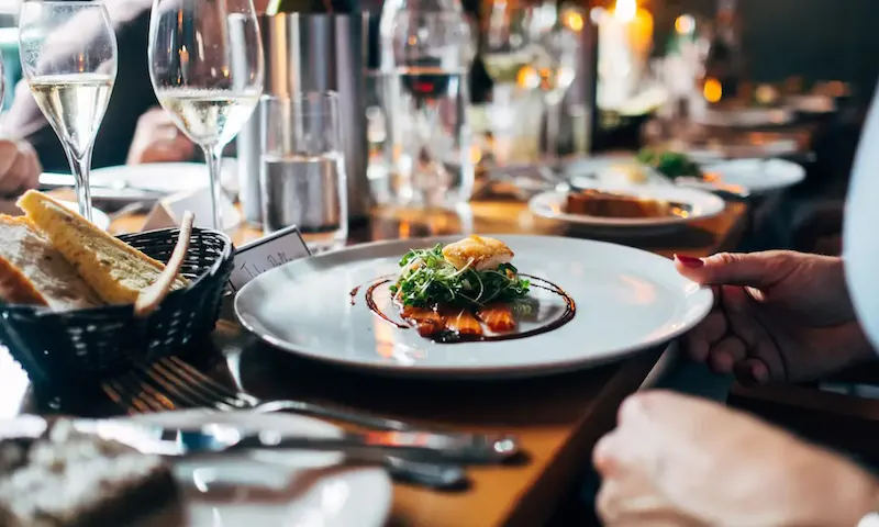 dish on white ceramic plate | Photo de Jay Wennington, sur https://unsplash.com/@jaywennington?utm_source=centralapp&utm_medium=referral
