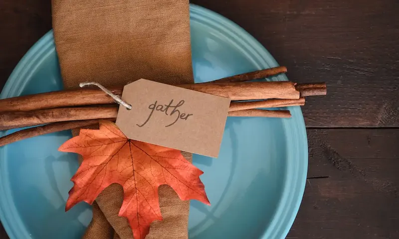 Photo de Treize au Clubhouse a blue plate topped with an orange and brown leaf | Photo de Debby Hudson, sur https://unsplash.com/@hudsoncrafted?utm_source=centralapp&utm_medium=referral