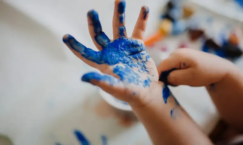 Foto de Espai Nu person with blue paint on hand | Foto de Phil Hearing, a https://unsplash.com/@philhearing?utm_source=centralapp&utm_medium=referral
