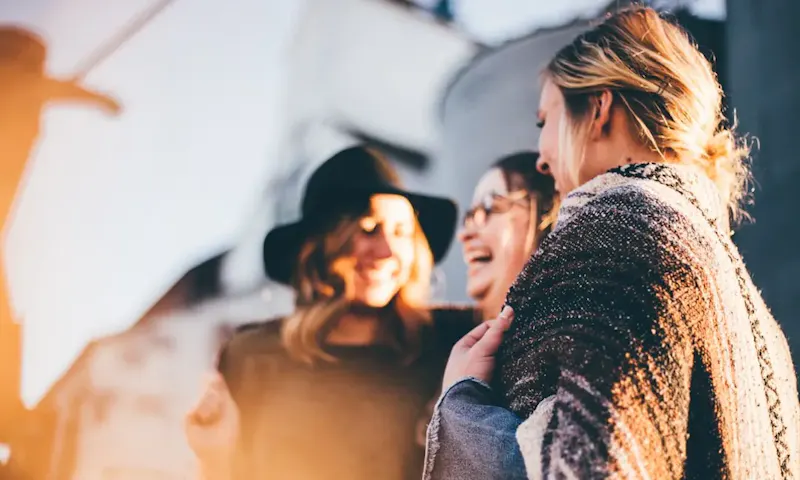 Foto de Espai Nu people laughing and talking outside during daytime | Foto de Priscilla Du Preez 🇨🇦, a https://unsplash.com/@priscilladupreez?utm_source=centralapp&utm_medium=referral