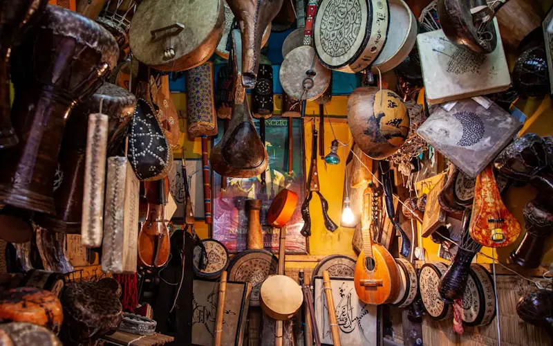 brown wooden guitar hanging on wall | Foto door Mario La Pergola, op https://unsplash.com/@mlapergolaphoto?utm_source=centralapp&utm_medium=referral
