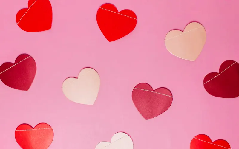 pink and white hearts illustration | Photo de Rinck Content Studio, sur https://unsplash.com/@rinckad?utm_source=centralapp&utm_medium=referral