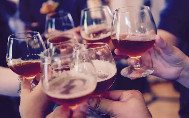 people holding snifter glasses | Photo de Yutacar, sur https://unsplash.com/@yutacar?utm_source=centralapp&utm_medium=referral