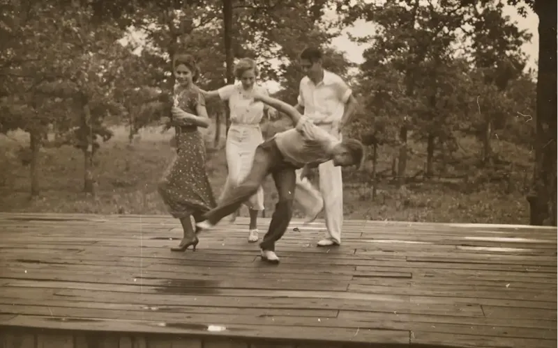 Foto di La Saline grayscale photography of dancing men and women | Immagine di The New York Public Library, su https://unsplash.com/@nypl?utm_source=CentralApp&utm_medium=referral