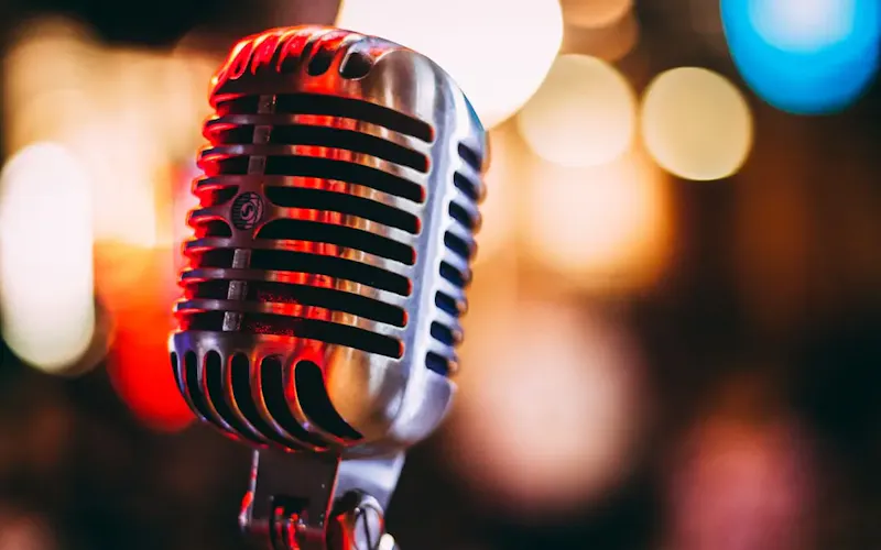 bokeh photography of condenser microphone | Bild av israel palacio, på https://unsplash.com/@othentikisra?utm_source=centralapp&utm_medium=referral