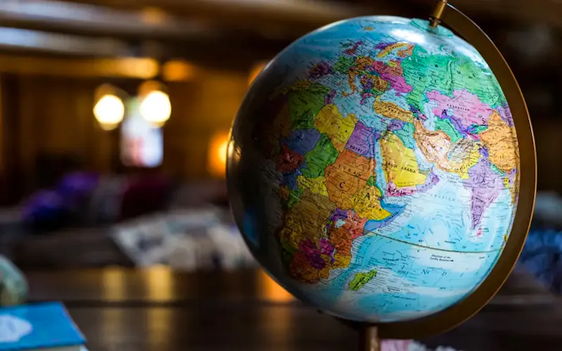 desk globe on table | Photo de Kyle Glenn, sur https://unsplash.com/@kylejglenn?utm_source=centralapp&utm_medium=referral