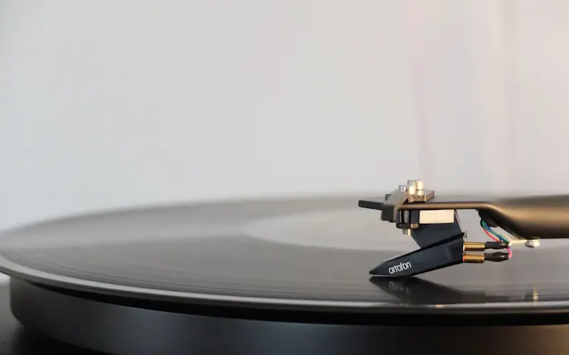 round black vinyl disc on vinyl player | Photo de Adrian Korte, sur https://unsplash.com/@adkorte?utm_source=centralapp&utm_medium=referral