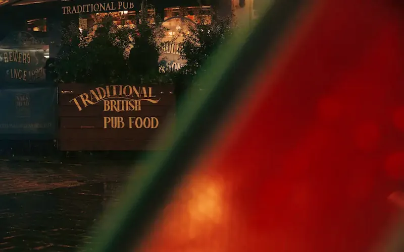 Traditional british pub food sign at night | Bild von Dennis Schmidt, auf https://unsplash.com/@smiddyburbon?utm_source=CentralApp&utm_medium=referral