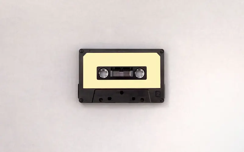photo of black and brown cassette tape | Bild av Namroud Gorguis, på https://unsplash.com/@namroud?utm_source=centralapp&utm_medium=referral