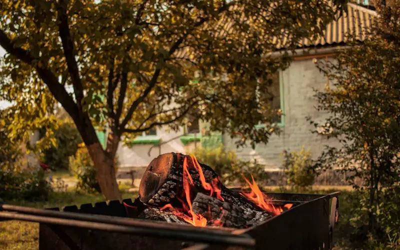 Photo de Auberge de l'Etoile a fire pit with a pile of fire on it | Photo de Oleksii Piekhov, sur https://unsplash.com/@opiekhov?utm_source=CentralApp&utm_medium=referral