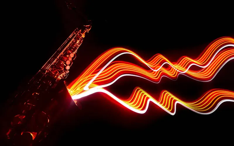 Photo de Le Patio a blurry photo of a tower with lights | Photo de Victoria Ellis, sur https://unsplash.com/@vixphotography89?utm_source=centralapp&utm_medium=referral