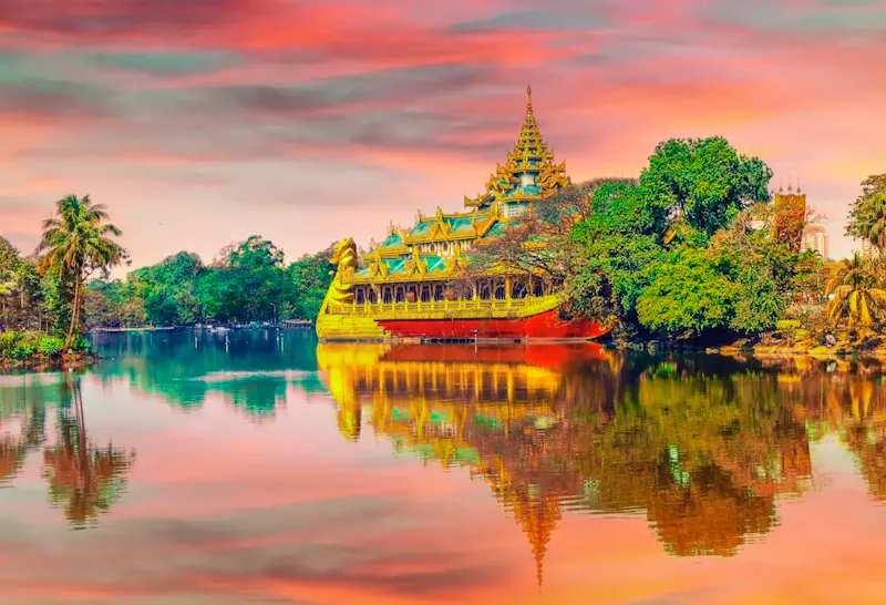 Image of Nuad Sabai Massages red boat near mosque painting | Photo by Mg Cthu, on https://unsplash.com/@mgcthu?utm_source=centralapp&utm_medium=referral