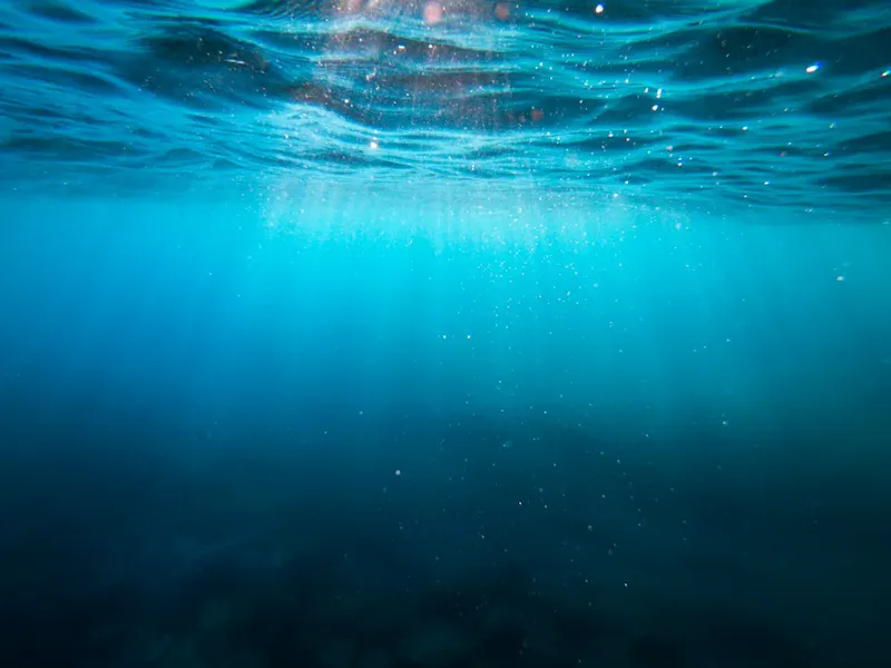 clear blue body of water | Immagine di Cristian Palmer, su https://unsplash.com/@cristianpalmer?utm_source=centralapp&utm_medium=referral