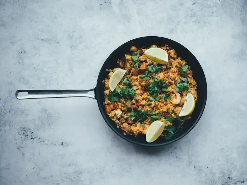 Originaire de la région de Valence, la paella incarne l'esprit de partage et de convivialité.
