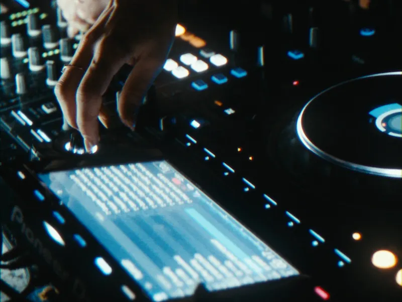 Akai turns every night into a celebration: DJs, cocktails, skyline views, and the perfect festive setting for birthdays, groups, or spontaneous fun.