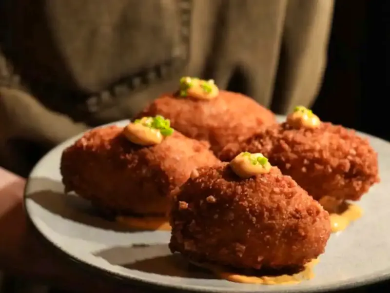 Descubre dónde comer después de visitar la Sagrada Familia y disfruta de una experiencia gastronómica auténtica en el centro de Barcelona.
