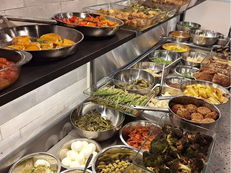 Bonne nouvelle pour les gourmands et les amateurs de cuisine fraîche : le buffet de midi est de retour chez Brød Louise !