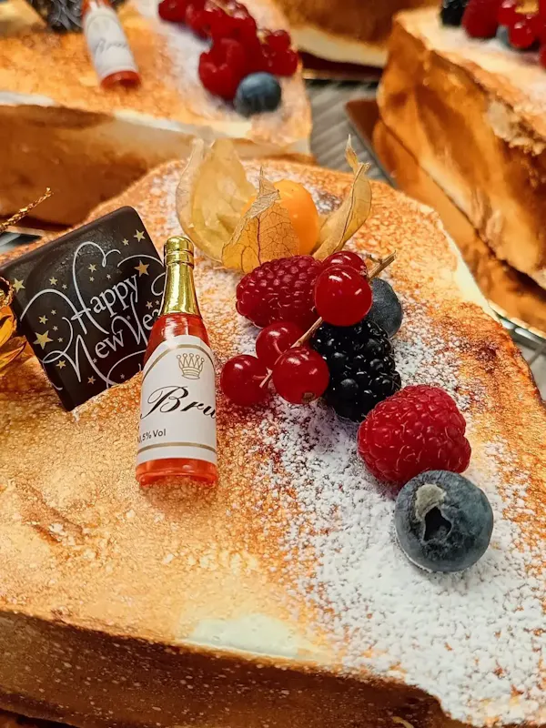 Entremets cœur doré, fruits rouges, décor festif