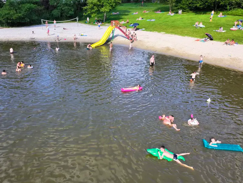 Nichée dans un écrin de verdure au cœur du Brabant wallon, La Plage de Renipont est un lieu unique où détente, nature et loisirs se rencontrent.