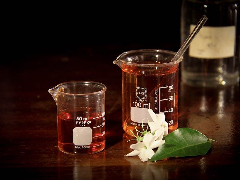 Officinale ou Magistrale ? Quelle est la différence entre une préparation officinale et une préparation magistrale ? Il y a peu de différences mais voici quelques explications...