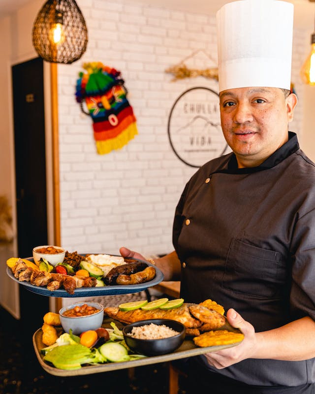 Santiago est là pour vous faire voyager gustativement et découvrir les différentes saveurs de son pays, l'Equateur mais aussi l'Amérique Latine en général. Son maitre mot: Chulla Vida