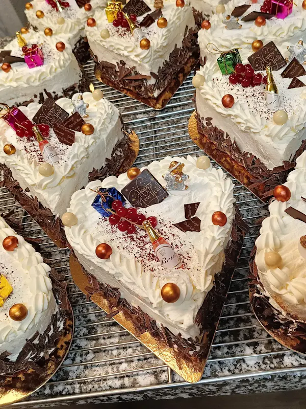 Petits entremets cœur chocolat chantilly, décor festif