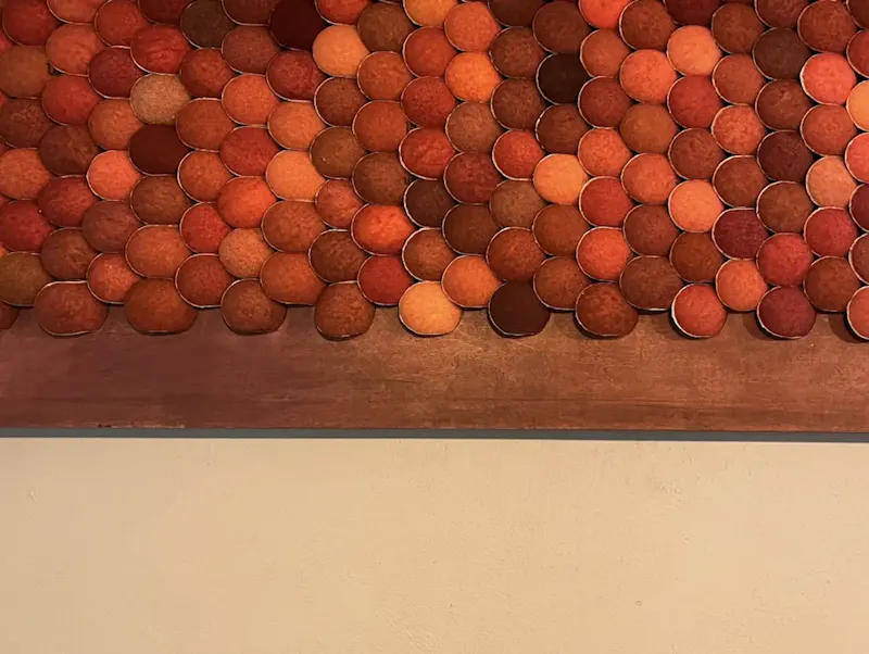 283 tennisballen, of 8,5 kg CO2, gebruikt voor één vierkante meter akoestisch materiaal.