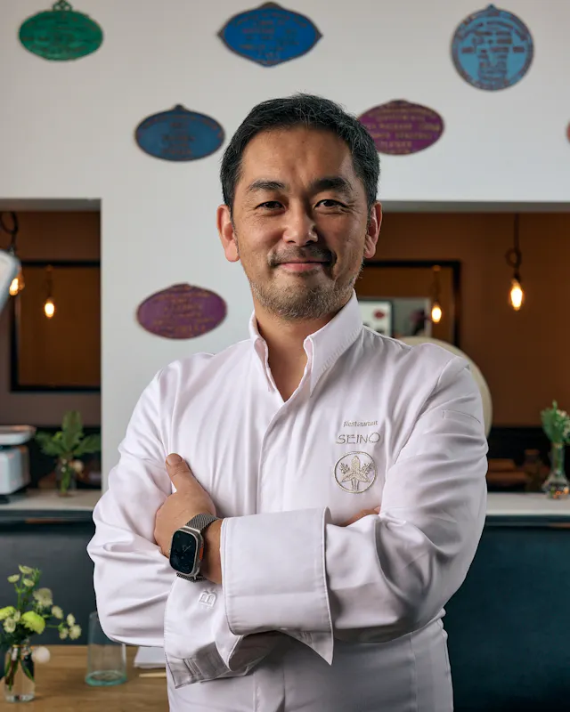 Né au Japon, Minoru Seino a appris la cuisine française à Lyon, puis a été formé auprès de grands chefs, dont Bernard Loiseau ou Bruneau. Après avoir travaillé comme chef dans différents établissement, il ouvre en 2015 son propre restaurant dans le quartier du Châtelain à Bruxelles, puis déménage à Uccle en 2025.