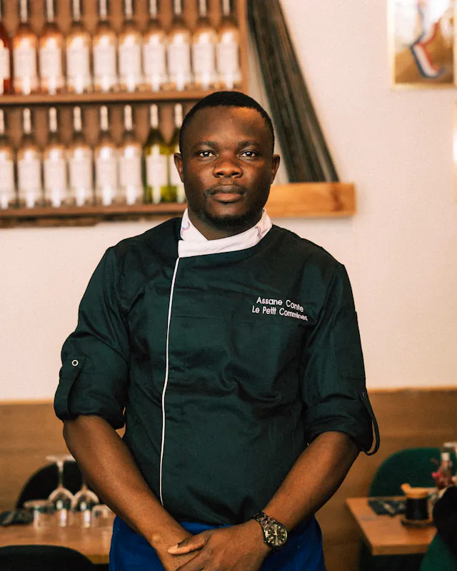 Assane Nato in Guinea, ha iniziato come apprendista con il gruppo dei Papounets 9 anni fa. Oggi è Chef di cucina, socio dell’azienda e insignito dal prefetto del titolo di Maître Restaurateur. Ai fornelli mixa i sapori come Snake mixa le hit: con fuoco, cuore e nuove esperienze gastronomiche.