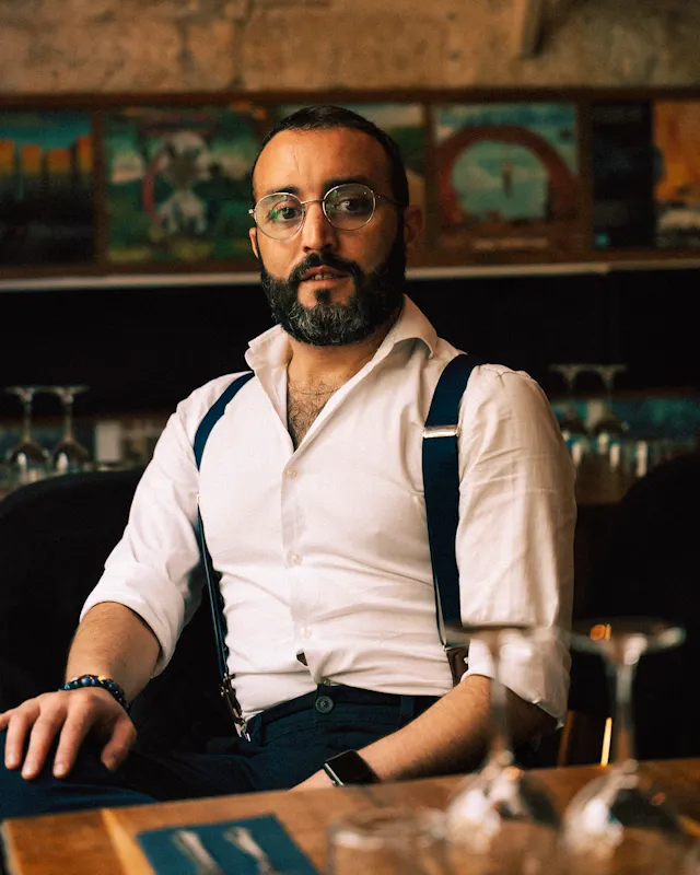 Youness Diplomato a Glion, ha girato gli hotel del mondo prima di approdare a Parigi alla guida del Petit Commines. Mezzo direttore, mezzo crooner – gestisce la squadra come Sinatra gestiva il palco: con stile, swing e un pizzico d’improvvisazione.