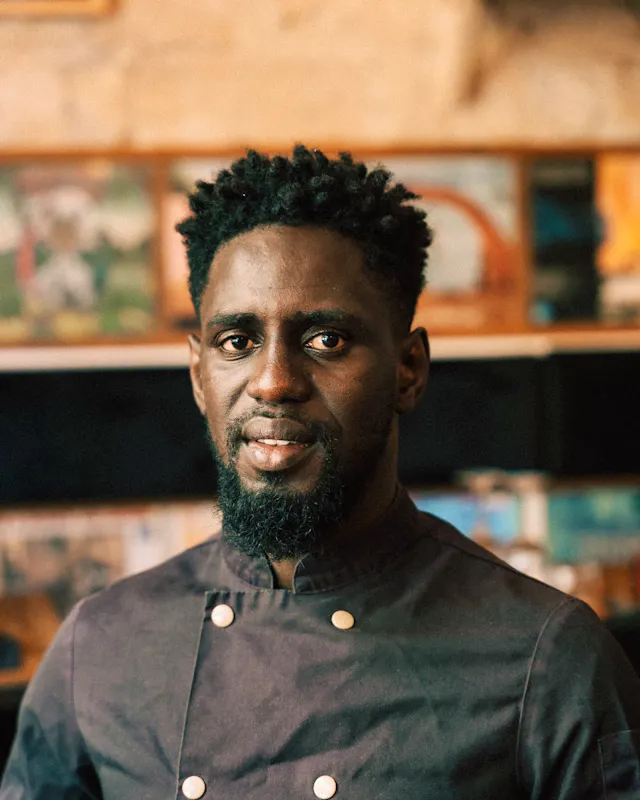 Abdoul Ly Secondo di cucina e bello ufficiale della squadra. Dal Senegal, con sorriso, ritmo e passione ardente per il calcio. In cucina è il braccio destro dello chef; in sala tutti si girano a guardarlo.