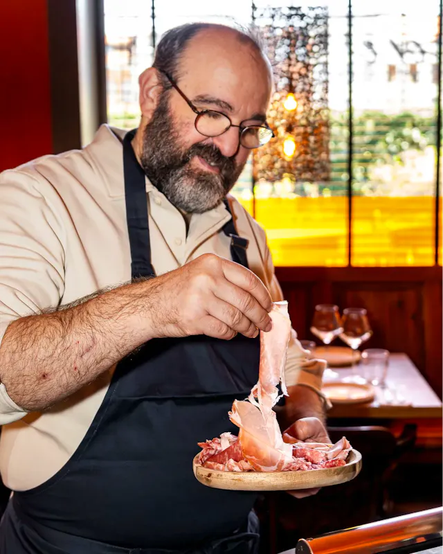 Giuseppe est bien plus que le fondateur du restaurant : il en est la colonne vertébrale, celui qui insuffle chaque jour l’esprit authentique de l’Italie à Amore, Pasta e Gioia. Passionné depuis toujours par la gastronomie transalpine, il porte sur ses épaules 37 ans de métier dédiés à une seule chose : défendre une cuisine italienne vraie, qualitative et généreuse.