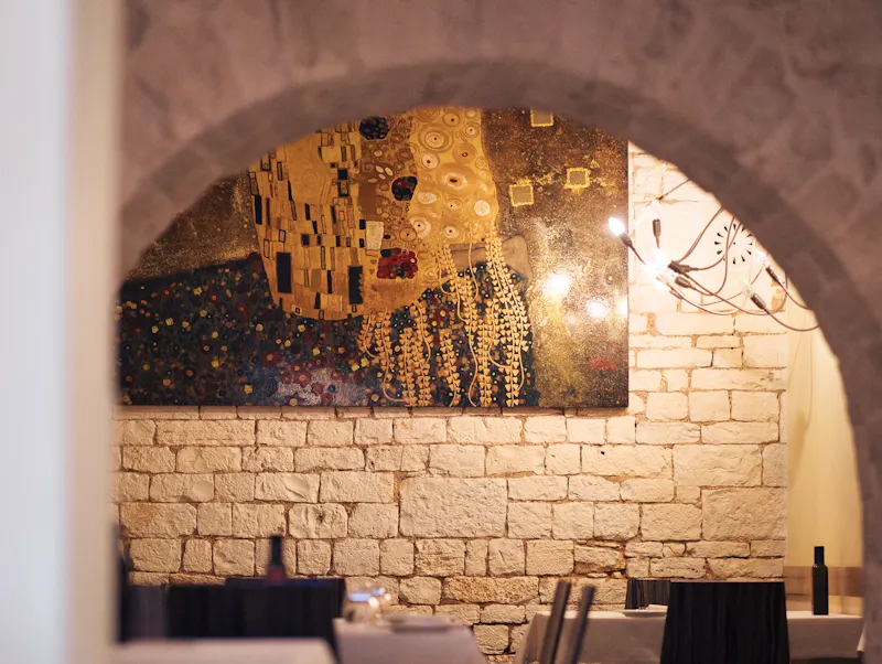Ristorante Fidelio, Alberobello, giardino, ristorante con giardino, dehors, giardino incantato, cena all'aperto, area esterna, giardino romantico, mangiare fuori, atmosfera estiva, trulli con giardino, relax, spazio aperto, natura, Puglia all'aperto, location con giardino, veranda, giardino privato, oasi nel verde, cena sotto le stelle, ristorante tipico, cucina pugliese, Valle d'Itria, dove mangiare ad Alberobello.