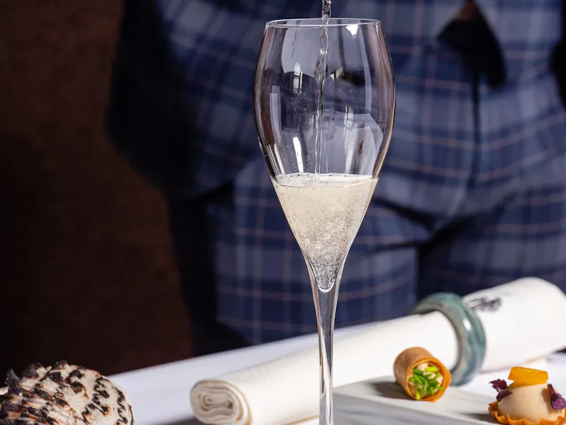 SOIRÉE ŒNOLOGIQUE EXCEPTIONNELLE AUTOUR DES VINS BELGES. Revivez notre soirée œnologique du 28 août, une expérience gastronomique unique autour des vins belges avec un menu omakase et plus de 8 vins différents.