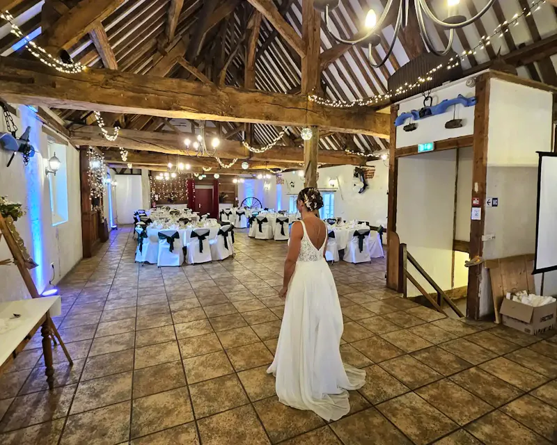 Célébrez votre union dans un cadre authentique et chaleureux. Découvrez nos espaces de réception, notre service traiteur raffiné et nos prestations clés en main pour imaginer le mariage qui vous ressemble.