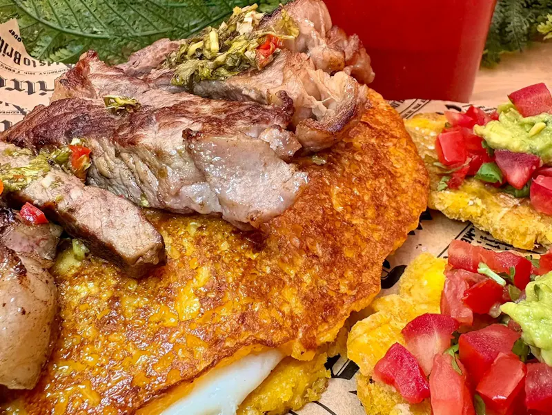 Cachapa Carnívora: entrecot, tostones y bebida por solo 26€ Llega la Cachapa Carnívora: entrecot, cachapa, tostones y bebida. Disponible todos los días. Sabor intenso por solo 26 €.