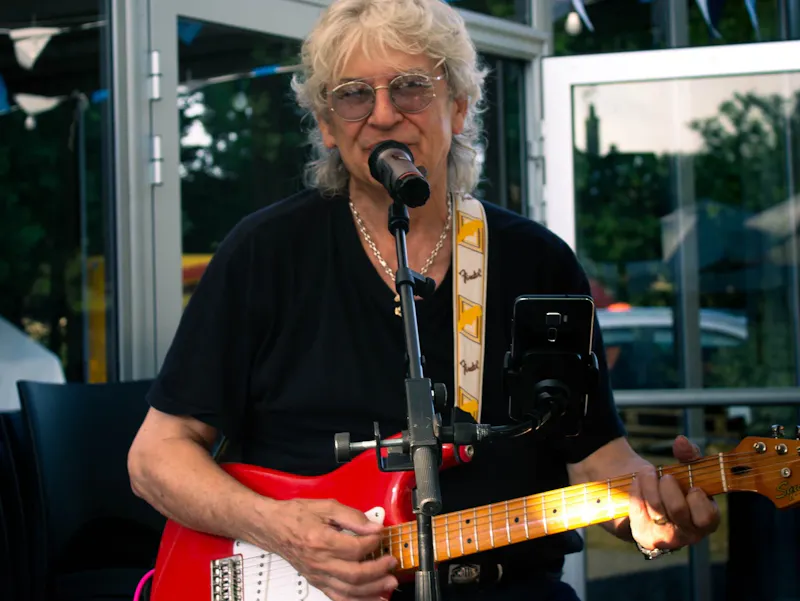 Ambiance douce et intemporelle à La Taverne de la Métairie lors du concert de Serge Fouchet. Retour sur une soirée musicale pleine de charme et d’émotion.