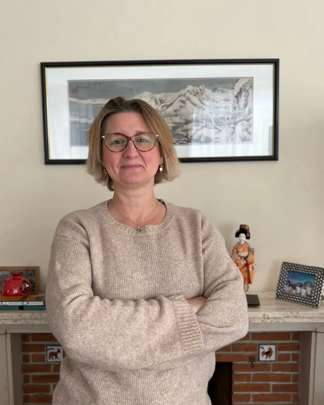 Roberta è una forza dinamica dietro le quinte, gestendo abilmente il lavoro amministrativo e la contabilità, mentre guida anche l'innovazione e le relazioni con i clienti.